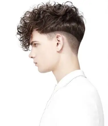 从去年末开始,男士发型开始流行两边短中间长的款型了,烟花烫也能如此