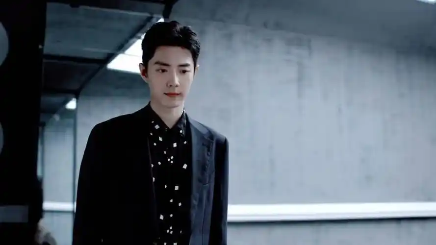 石头科技发布肖战全新宣传大片黑西装大背头优越长腿的肖总yyds