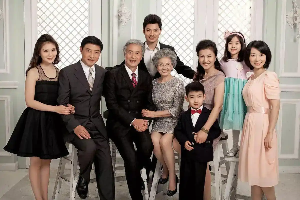 原创明星齐晒全家福汪峰一家真霸气贾静雯一家很萌张予曦很美艳