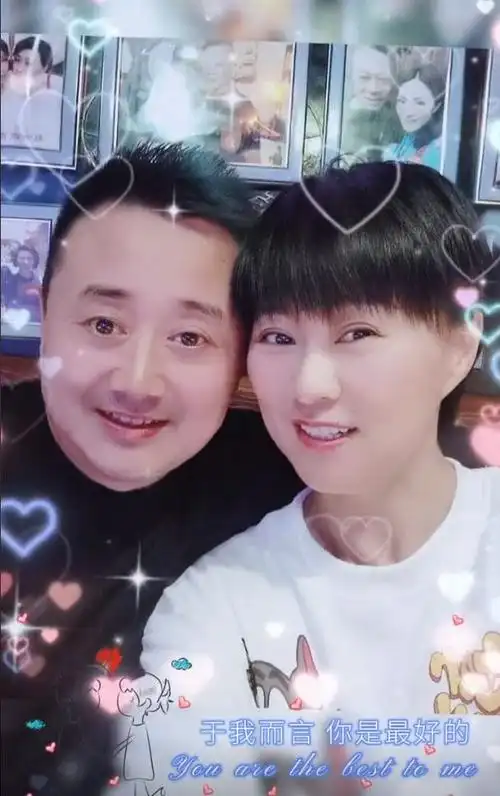 海燕庆祝结婚25年,老公送99朵玫瑰罕见出镜,曾是赵本山最帅弟子