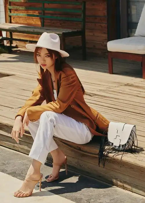 李紫婷造型很飒,穿雾霾蓝衬衫套装搭配风衣,眼神凌厉帅气十足