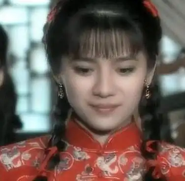 的时候就已经是利剑头发了,只是在演电视剧的时候把头发染成了黑色,这