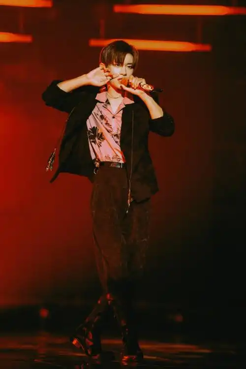 易烊千玺 七周年演唱会舞台造型 my boo