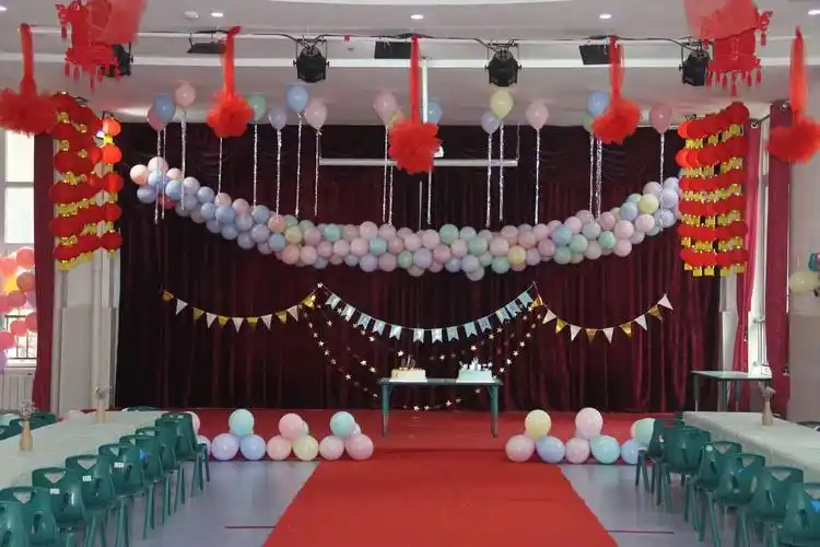 老师为宝宝们布置了漂亮的会场,为宝宝们增添了更美好的回忆.