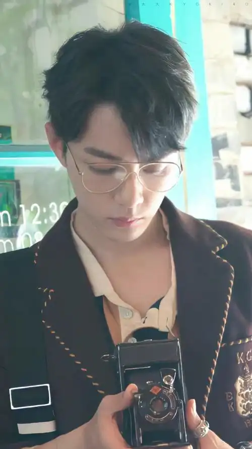 金丝框眼镜学院复古风,禁欲与雅痞的完美结合体.#肖战