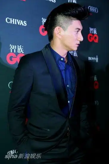 图文:倪妮缺席gq盛典-吴奇隆侧脸