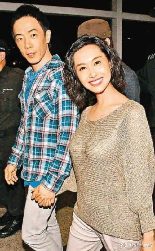 朱茵和黄贯中手拉着手走在一起,还真般配.男才女貌,天生一对.