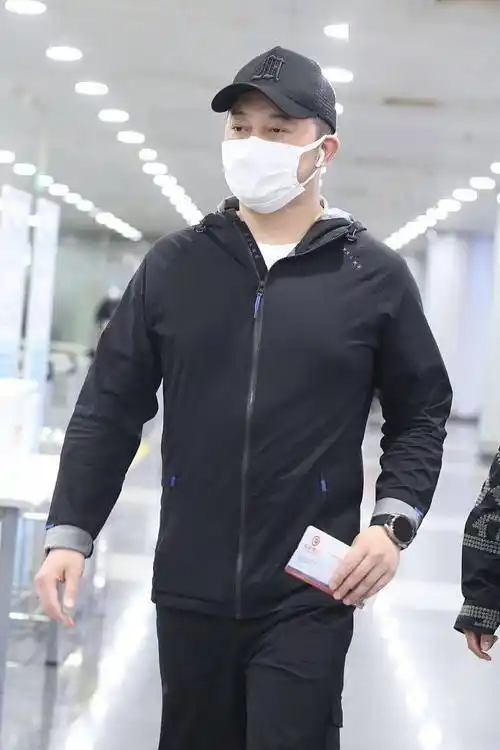 沙溢身穿黑色运动套装戴棒球帽利落减龄