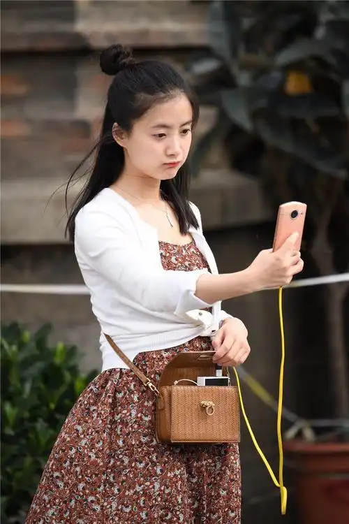 路人街拍,清纯可爱动人的白衣花裙美女,小嘴是那么的迷人