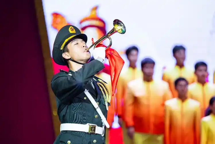 大合唱《请你检阅》开场吹响号角