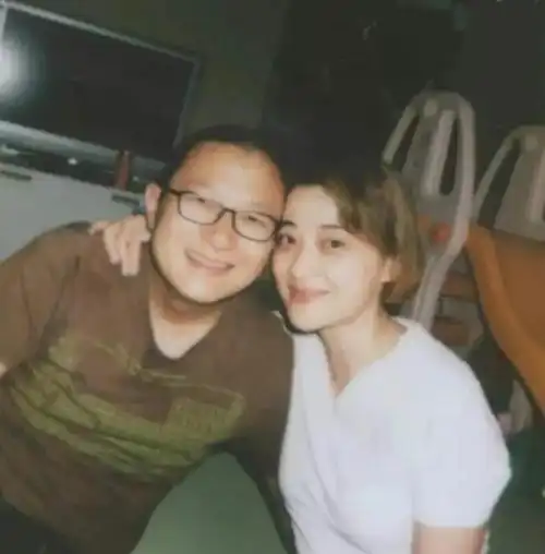 梅婷:跟鄢颇分手后,嫁给摄影师曾剑,一对儿女真幸福