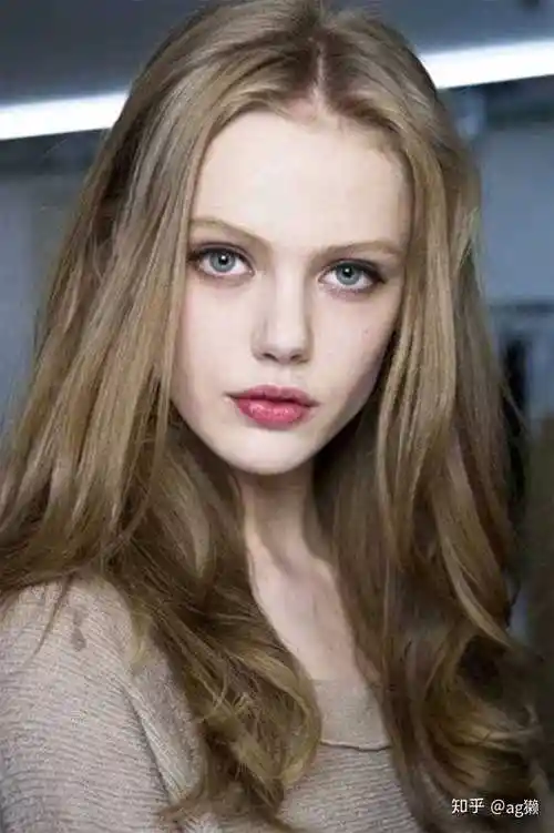 通常中长头型,浅色皮肤,额头略倾斜,皮肤薄,几乎都是浅色头发,骨架与