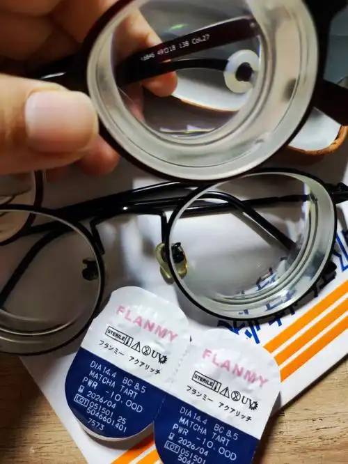 摘掉一千度的美瞳,再摘掉1000 的框架,换上2000 的大瓶底子眼镜,才