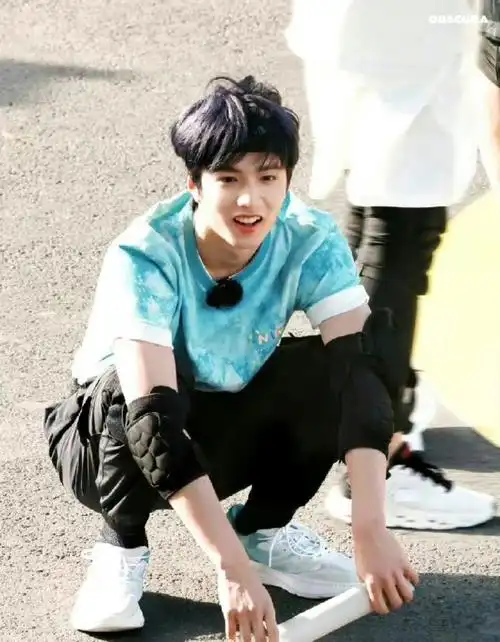 刘耀文说放眼望去尽是绿水青山#蓝衣少年奔跑在绿水青山之中,更是