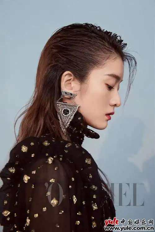 张雪迎登封面 首次尝试湿发背头酷帅开撩