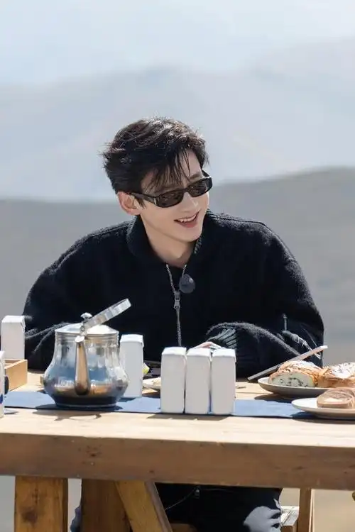 白敬亭今日在社交平台晒出了一组在草原上驰骋骑马的绝美照片.