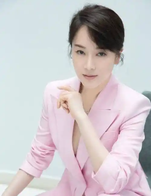 原创原创42岁左小青真豁得出去穿粉色西装真空上阵踩细跟气场全开