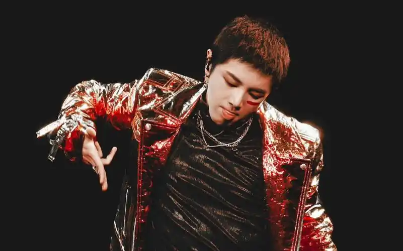 华晨宇花花 b>快男城堡 /b>时艰难起床梦游吃香蕉