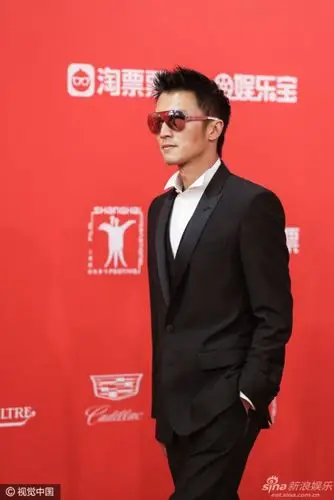 组图:佟丽娅露肩太美 让墨镜谢霆锋一秒破功