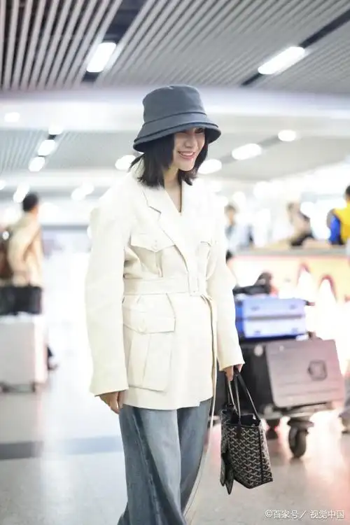 尚雯婕抵达黄花机场 灰帽白衣笑容可亲