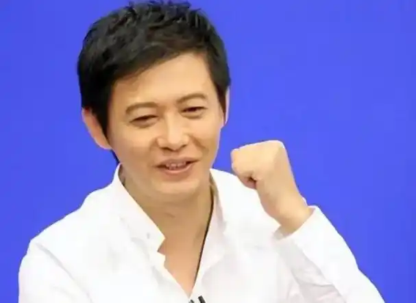 央视最帅男主持复出依旧少年最火时为还债辞职50岁再婚娶小20岁娇妻