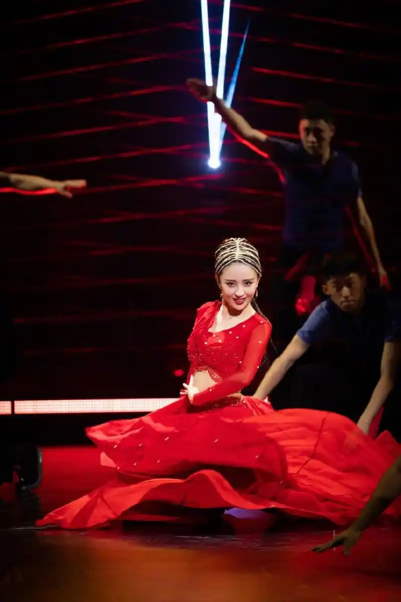 娱乐# 佟丽娅跳舞有多厉害?佟丽娅新疆舞跳的简直太好看了!