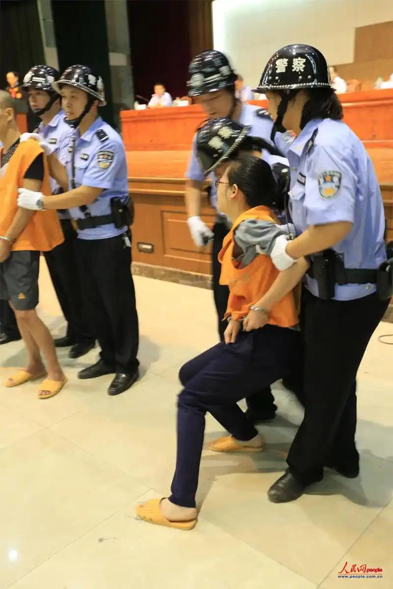 女子因走私毒品被判重刑听到判决腿软倒地痛哭