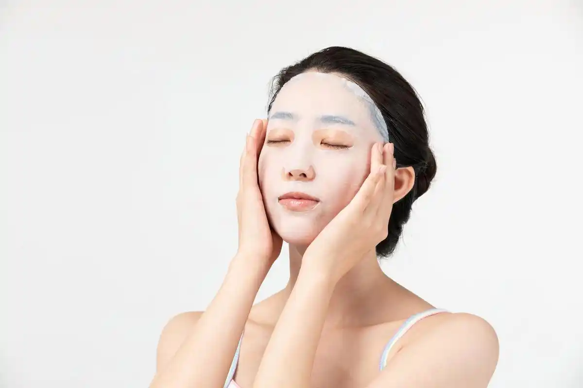 于是贴面膜成为每日必不可少的美肤步骤,尤其是补水面膜,随时随地都能