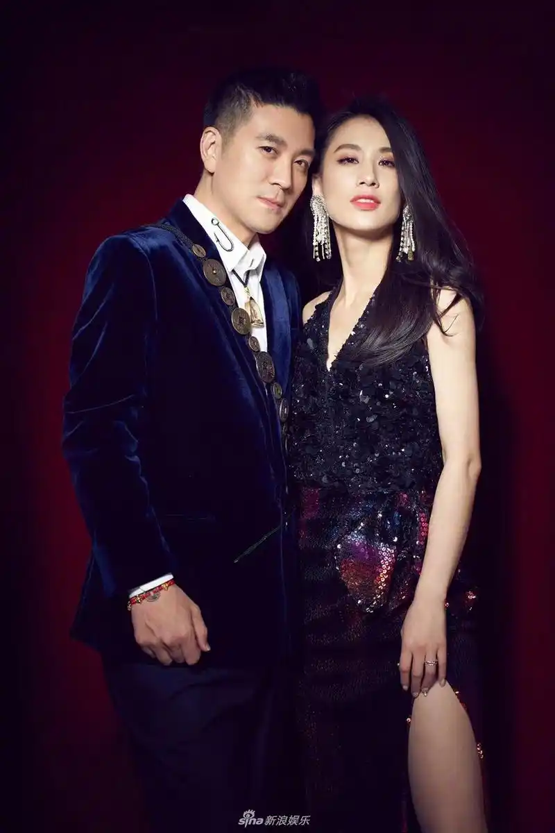 黄圣依杨子双人写真甜蜜搞怪