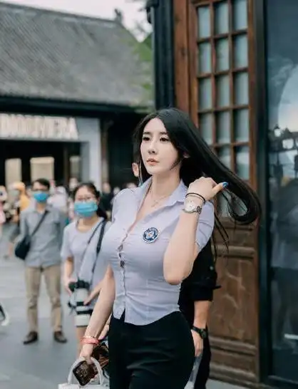 翘臀女神刘太阳,130斤却拥有优秀的腰臀比,魔鬼身材让人羡慕