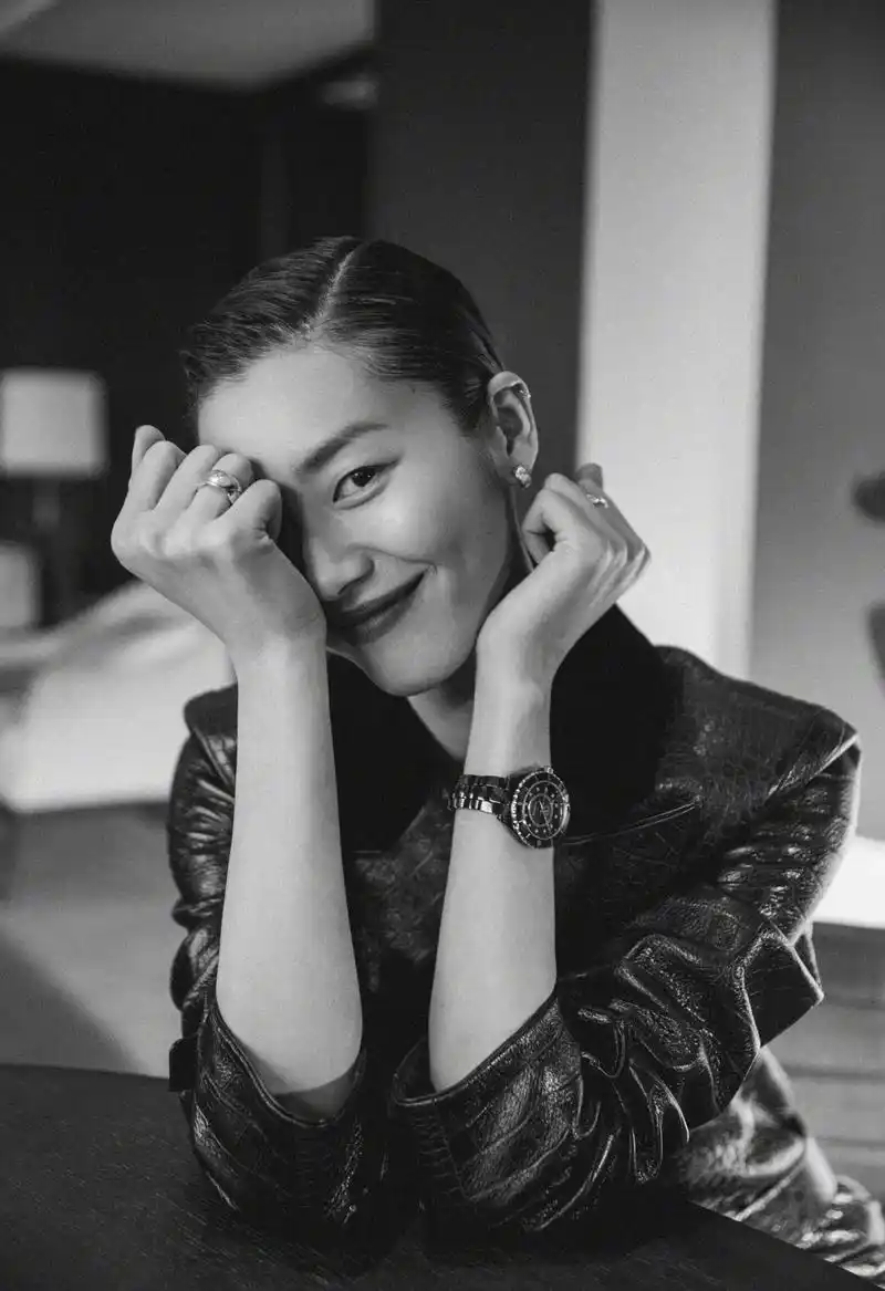 刘雯最新大片美炸!大胆裸露秀性感美背,高级感爆棚