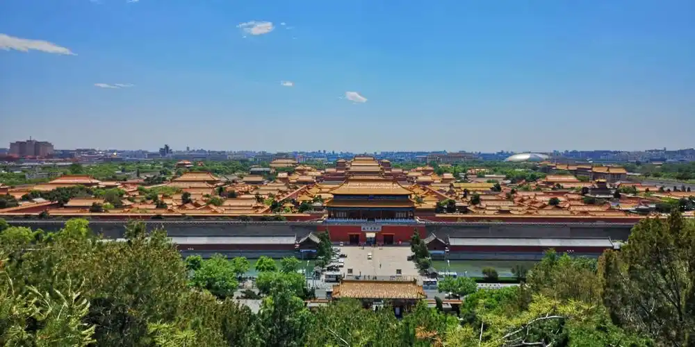 站在万春亭上向下俯瞰,气势磅礴的故宫呈现在眼前.