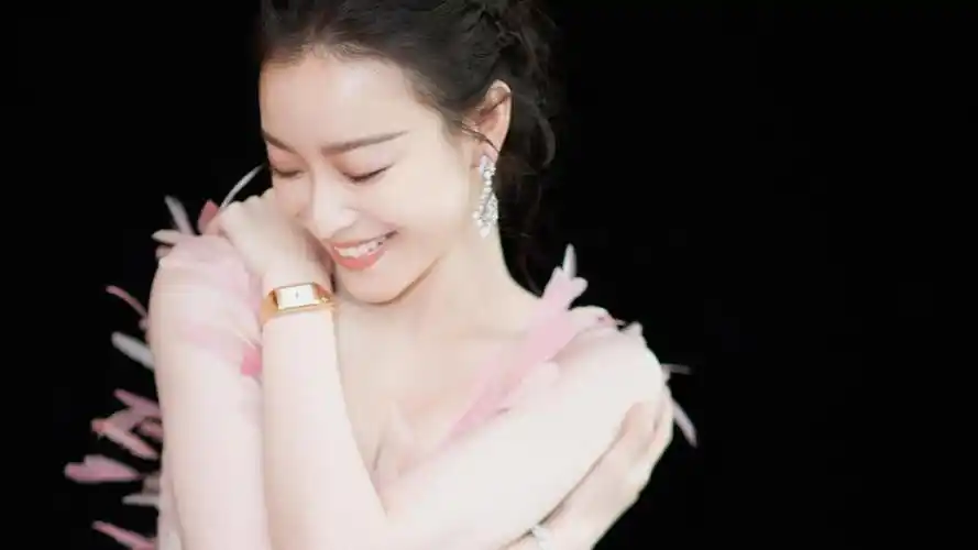 倪妮粉色羽毛长裙甜美写真,高清壁纸图片,大陆明星-回车桌面