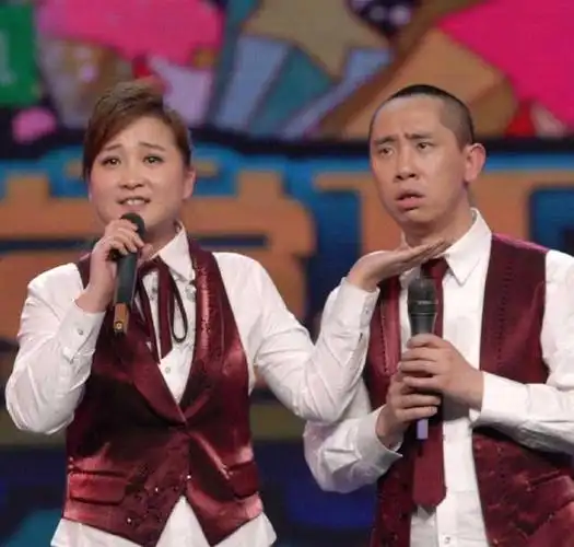 贾玲,这位曾经的相声界翘楚,如今却在小品舞台上绽放新光芒.