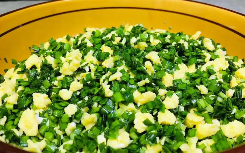 韭菜鸡蛋饺子馅,很多人做错了,只加2样料,馅料鲜香,翠绿不出水