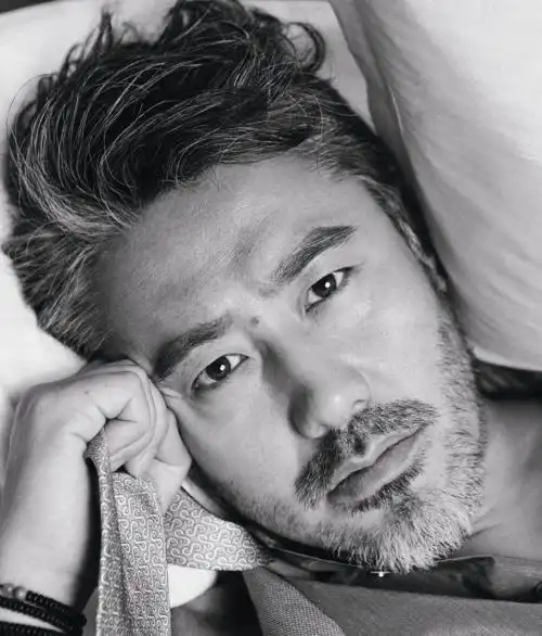 吴秀波的最近明显老了许多,头发胡子都花白了,穿衣服也邋遢了很多,这