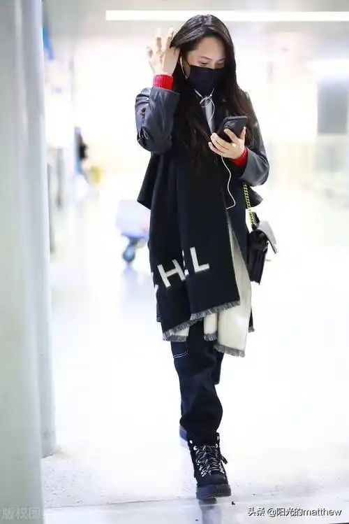 街拍伊能静穿皮夹克搭配精致包包休闲时尚岁月不败少女感十足