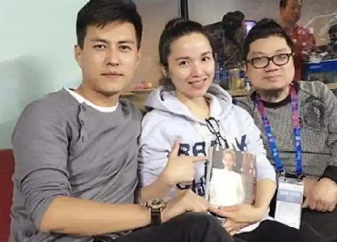 靳东的老婆晒父子三个人合照,小儿子的鞋引人注目,老婆太会过日子吧