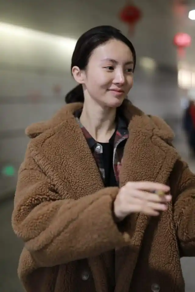 金晨素颜现身机场,去年的过气外套今年继续穿,真是太自信