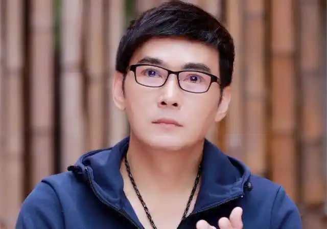 他演古装剧不输胡歌,名气却不及后者一半,如今50岁帅气依旧_焦恩俊