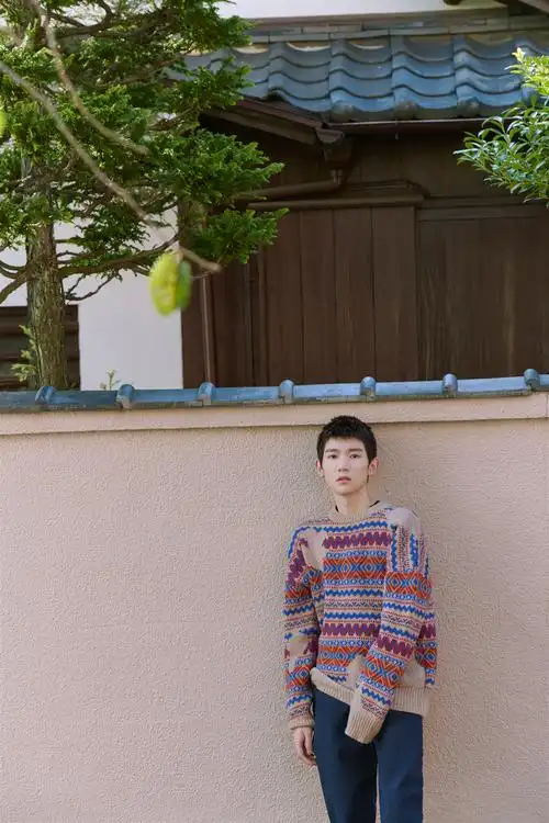 王源初冬街拍曝光 温暖演绎治愈系少年