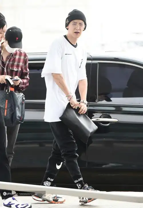 街拍:朴灿烈off-white白tee nike运动鞋 balenciaga收纳包个性十足