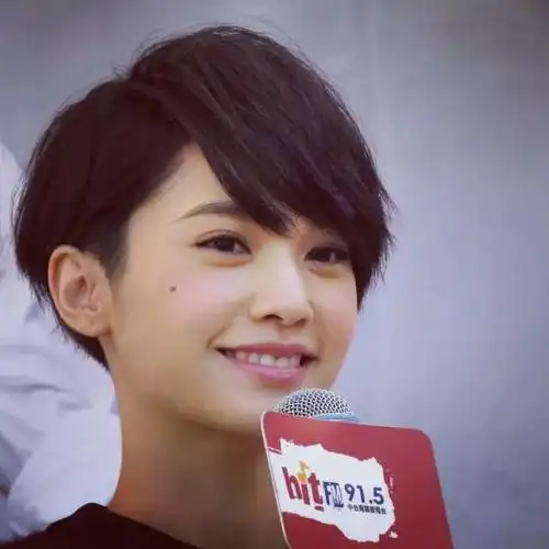 从酷帅短发到甜美中发再到妩媚长发杨丞琳的发型可以说是最多变的她