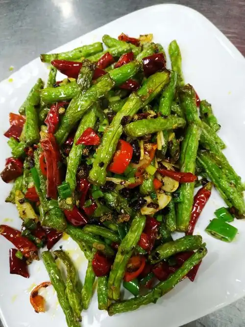 小提示: 1,用油炸四季豆时要注意火候,不要将其炸糊 2,四季豆营养价值