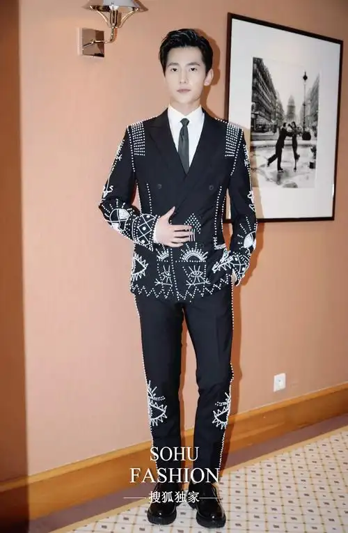 杨洋巴黎时装周杨洋在valentino秀场帅出新高度