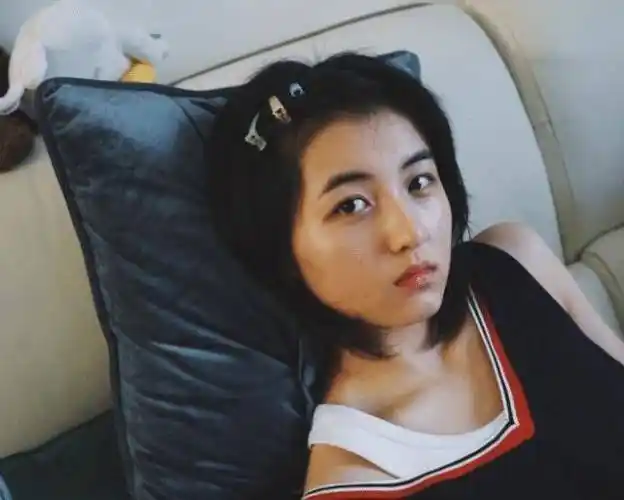 原创张子枫现身成都皮肤白嫩侧颜超美同框168女演员身高真相了