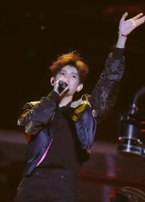 忍痛割爱,拿去!我最爱的王源生日演唱会帅气舞台照图片可做壁纸