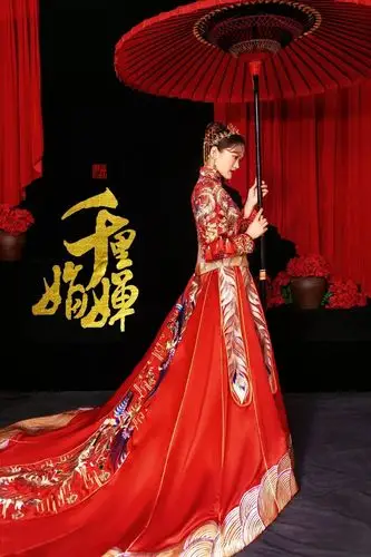 客片凤冠霞帔一颦一笑尽显古典之美