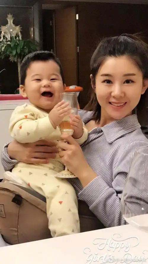 李小萌婆家颜值都高奈何两儿子大圆脸都像妈妈没遗传奶奶美貌