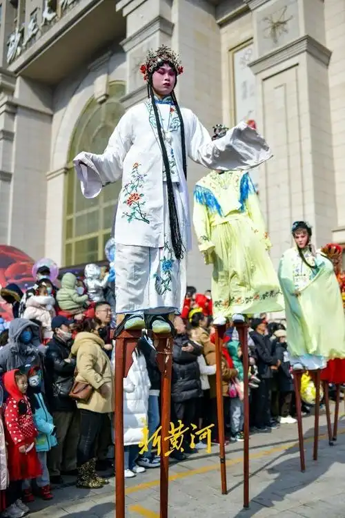 2月10日,在济南阳光新路一商场门前,一场高跷表演烘托出浓浓的节日